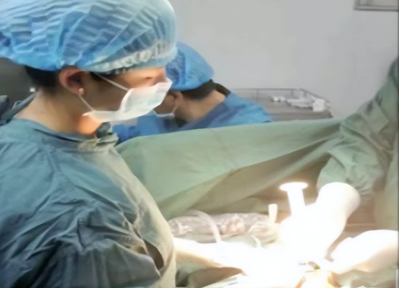 女童肚子超大疑似怀孕,2岁女婴肚中发现“胎儿”