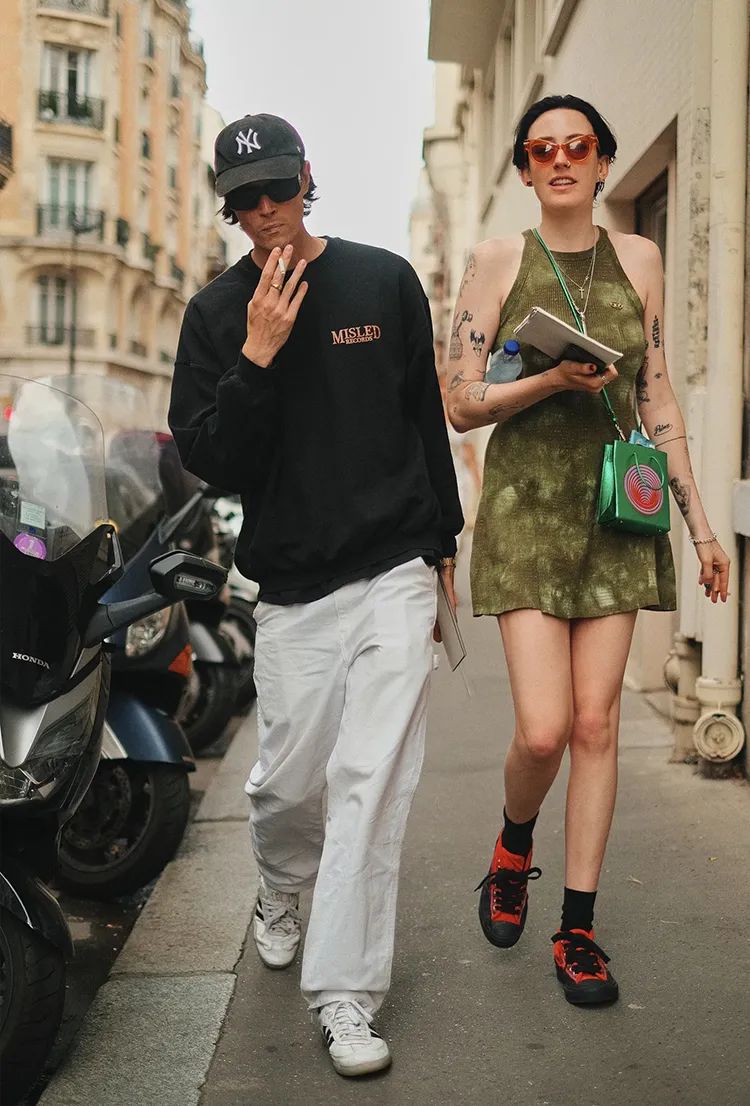 一穿就上瘾的时尚鞋,最新款的胶底鞋