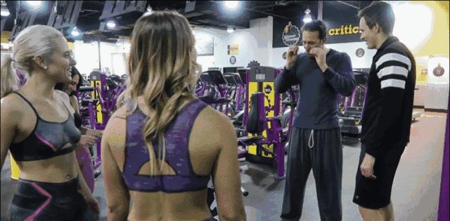 美女们一丝不挂就出门了，竟无人看出这是画的，网友：行为艺术吧