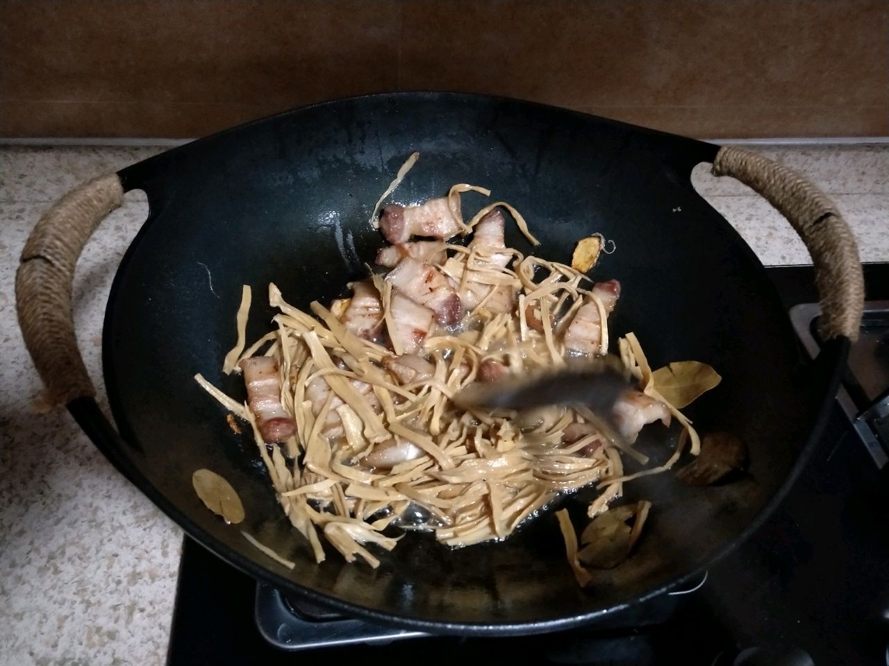 笋干的泡发家常做法,鲜笋做笋干焯水后要用冷水浸泡吗