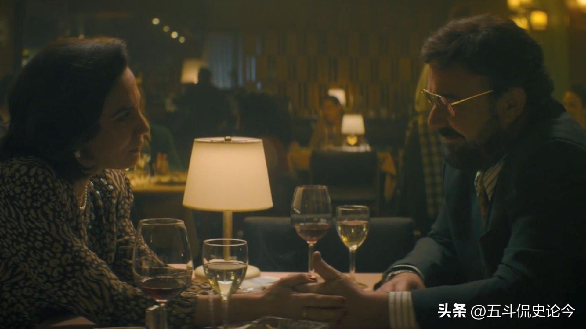 西班牙悬疑电影老太太,西班牙驱魔电影有女巫拿水晶球的