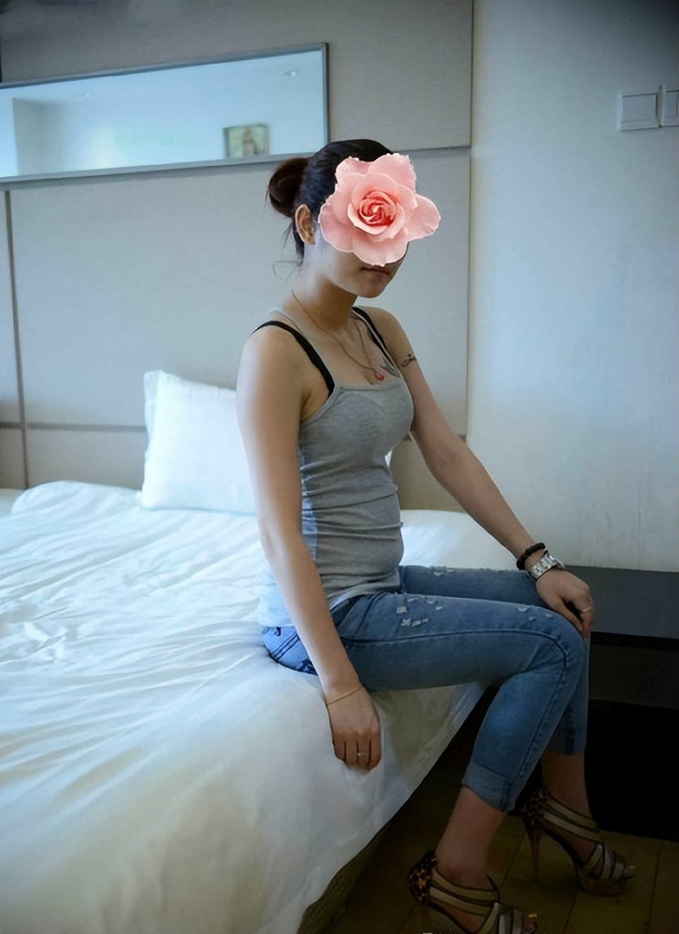 怎样用手机查酒店是否有摄像头,怎么去查酒店房间内有没有摄像头