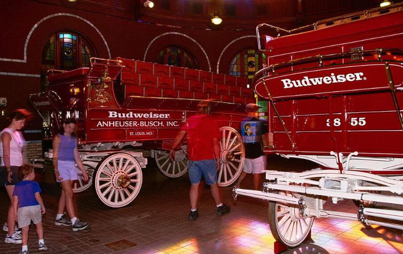 乘风破浪的啤酒：三代人孕育的“啤酒之王”，为何会*身卖**英博？