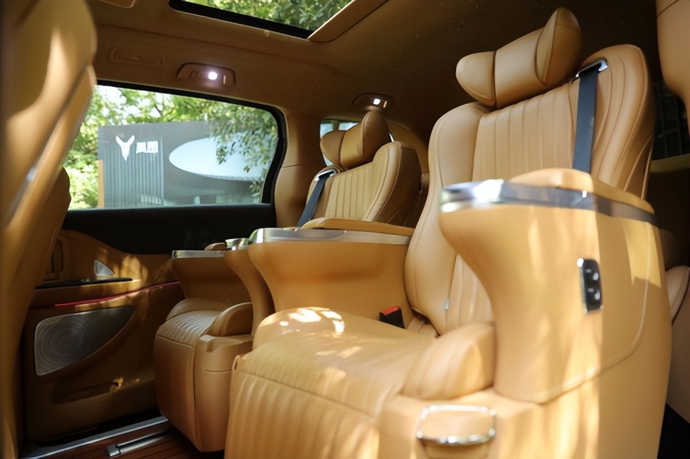 岚图梦想家mpv私人定制4座版价格,岚图梦想家剑指高端mpv市场