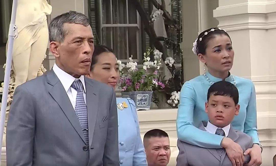 泰国王室阴盛阳衰：诗琳通终身不嫁为国家，国王却风流荒唐不成器