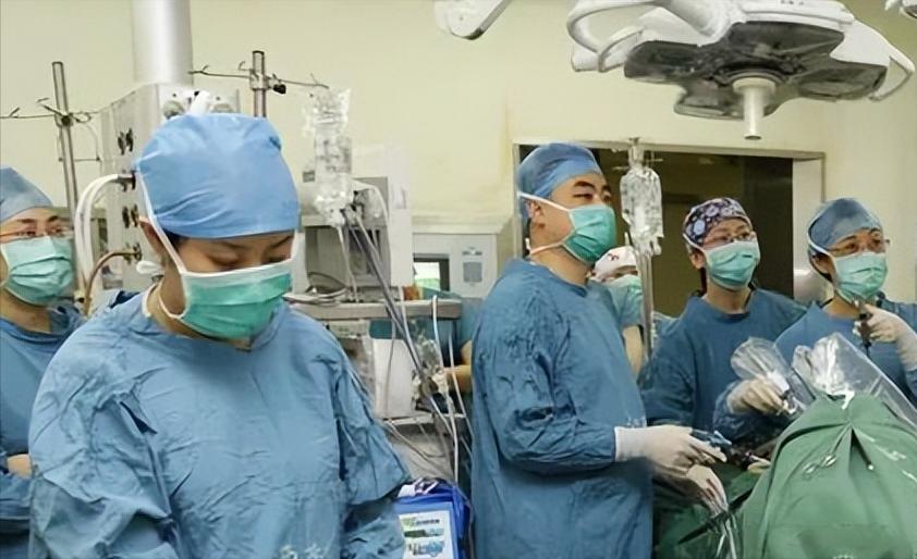 母亲冒生命危险把子宫移植给女儿,43岁妈妈将子宫移植给22岁女儿