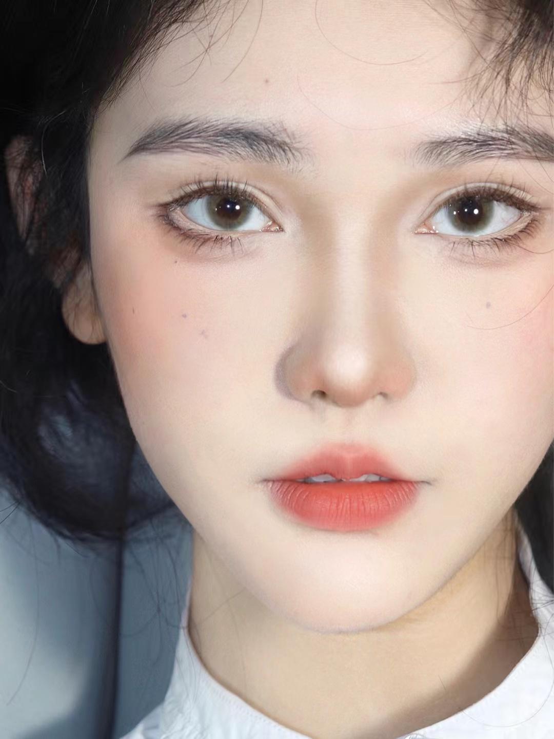 建议女人不管多老出门尽量化淡妆,新手该如何化淡妆呢女生