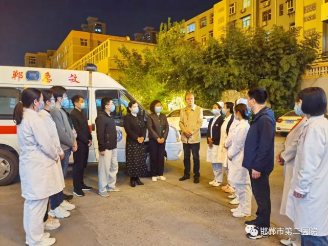 致敬正在抗击疫情的医护人员,致敬在抗击病毒第一线的白衣天使