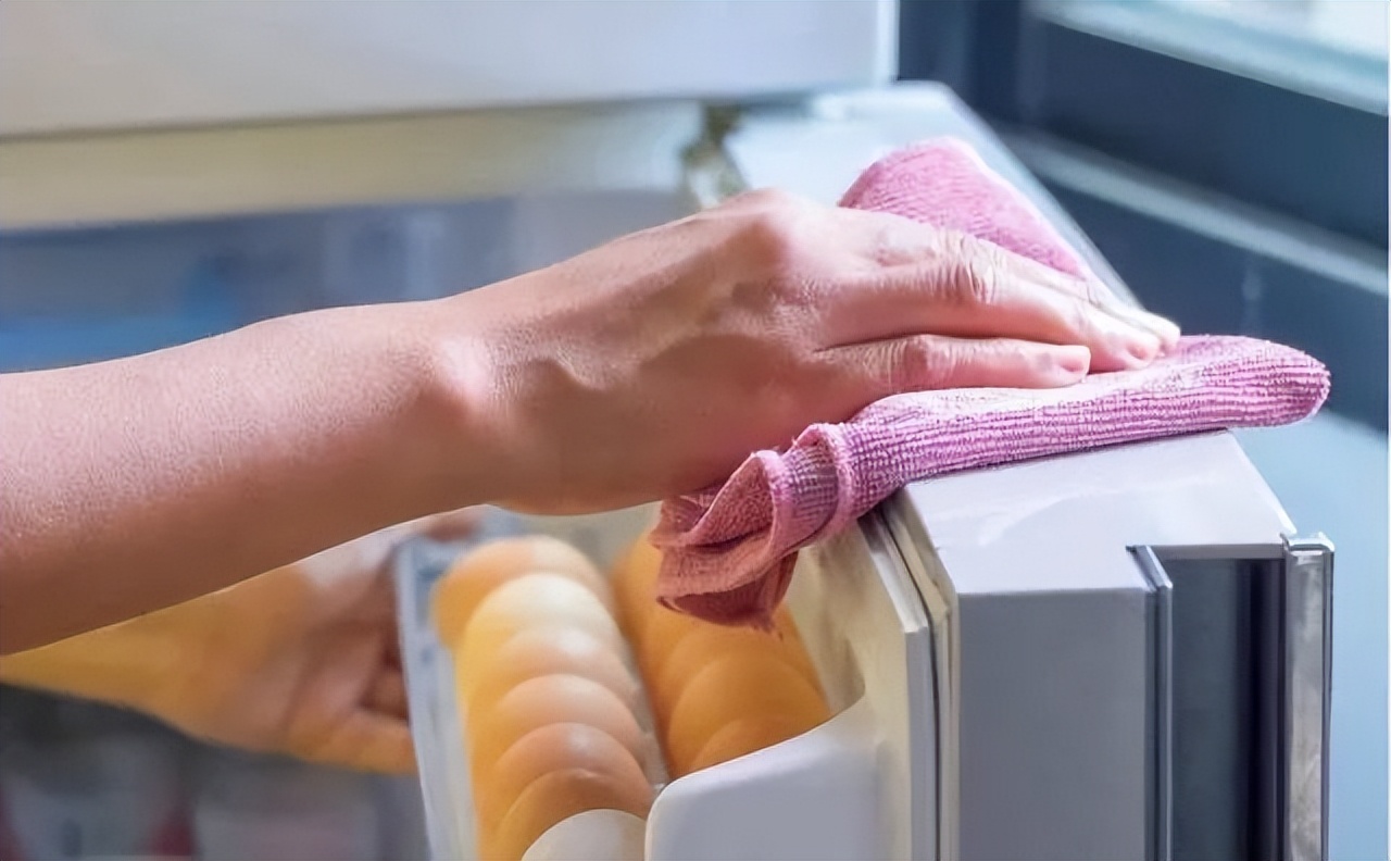 天气热冰箱自动停止怎么办,天气热冰箱太烫了怎么办