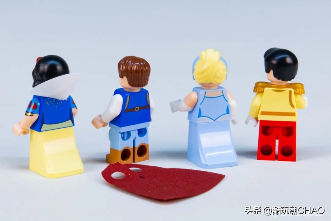 和迪士尼城堡一样高的乐高,和迪士尼乐园相似的城堡