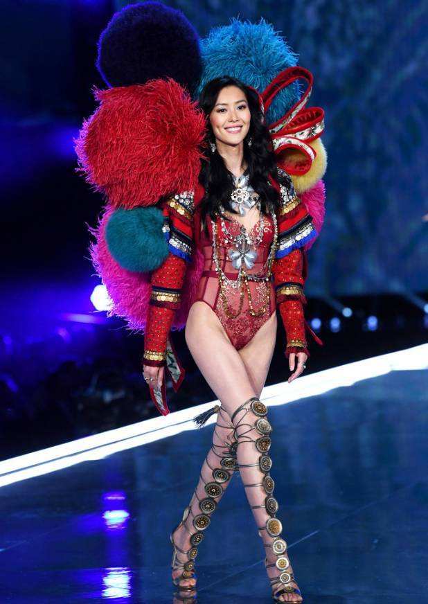 20岁就站上“维密”舞台的她，原来是同性家庭出生的试管婴儿