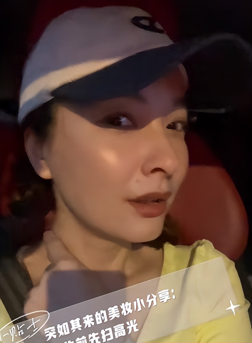 38岁的吴昕身穿深色碎花短裙，搭配黄色针织衫，逛夜市少女感满满