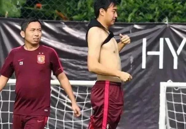 踢足球时踢到对方的手是谁犯规,踢足球谁踢得远