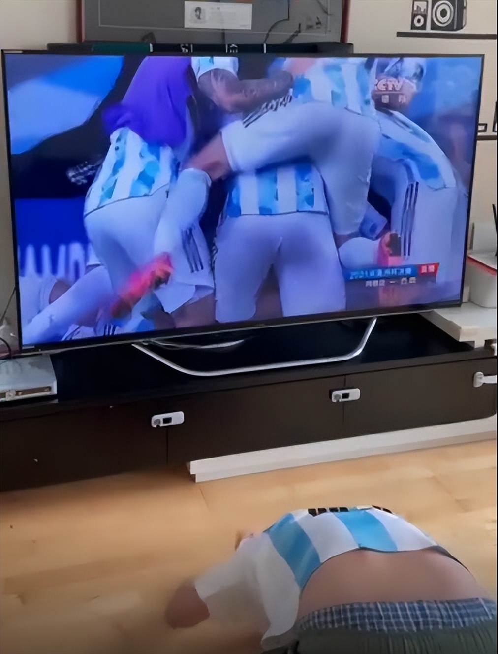 苏醒与球迷,球迷冲入球场与梅西拥抱现场