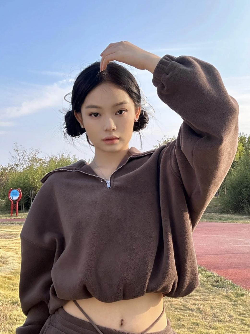 别再披头散发了教你一招秒变女神,今年别再披头散发了三款减龄发型