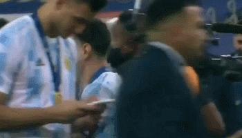 马拉多纳看梅西进球庆祝,梅西致敬马拉多纳的进球