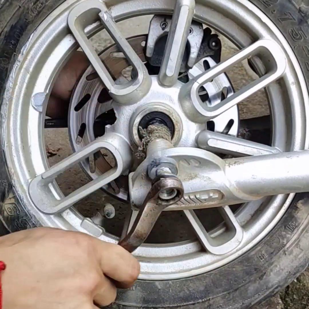 被撞变形爱玛电动车,爱玛电动车刹车有抱死的现象