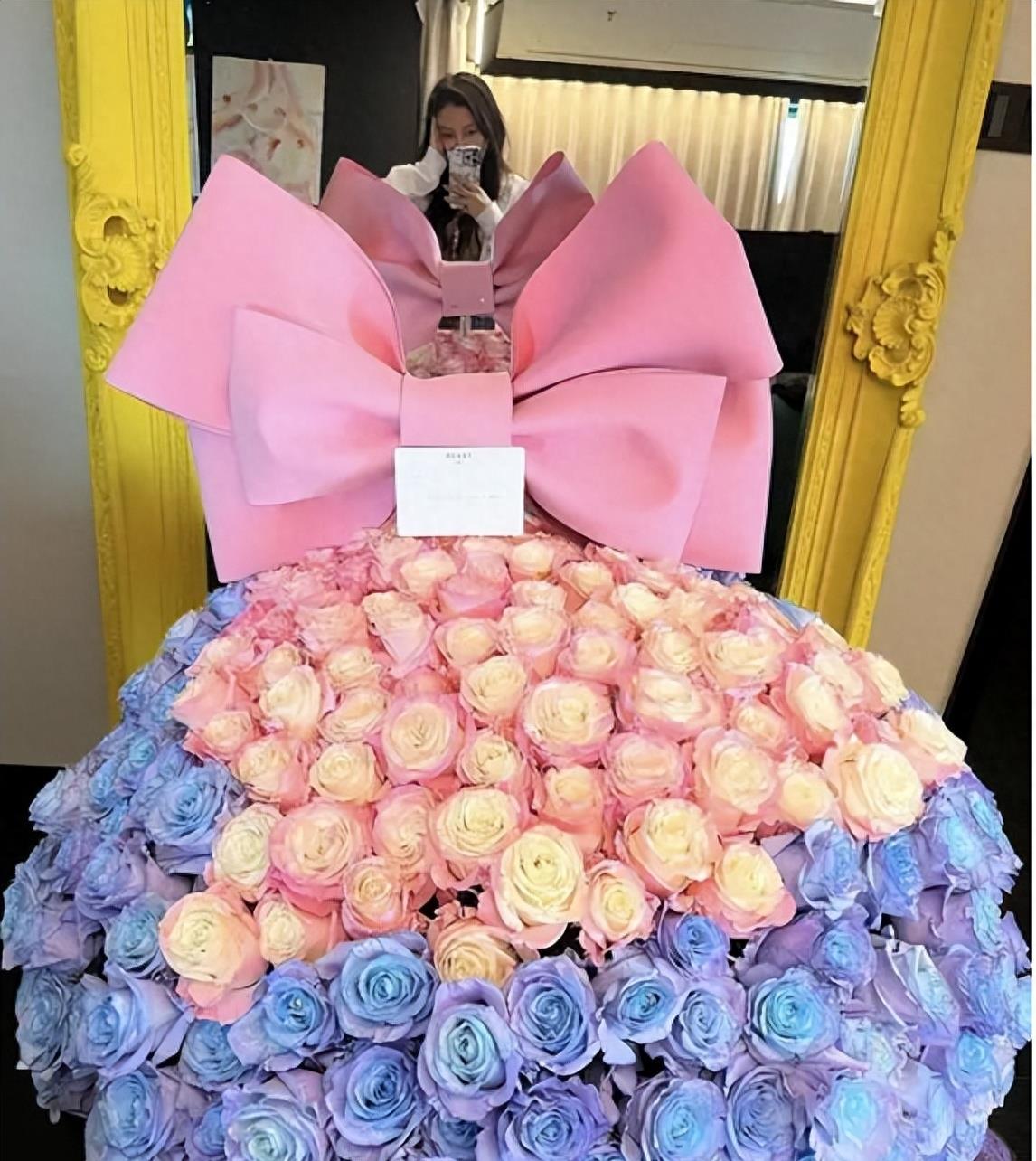 杨颖独宠新恋情：豪掷十万元的永生花，甜蜜喊出“宝贝”证实恋情