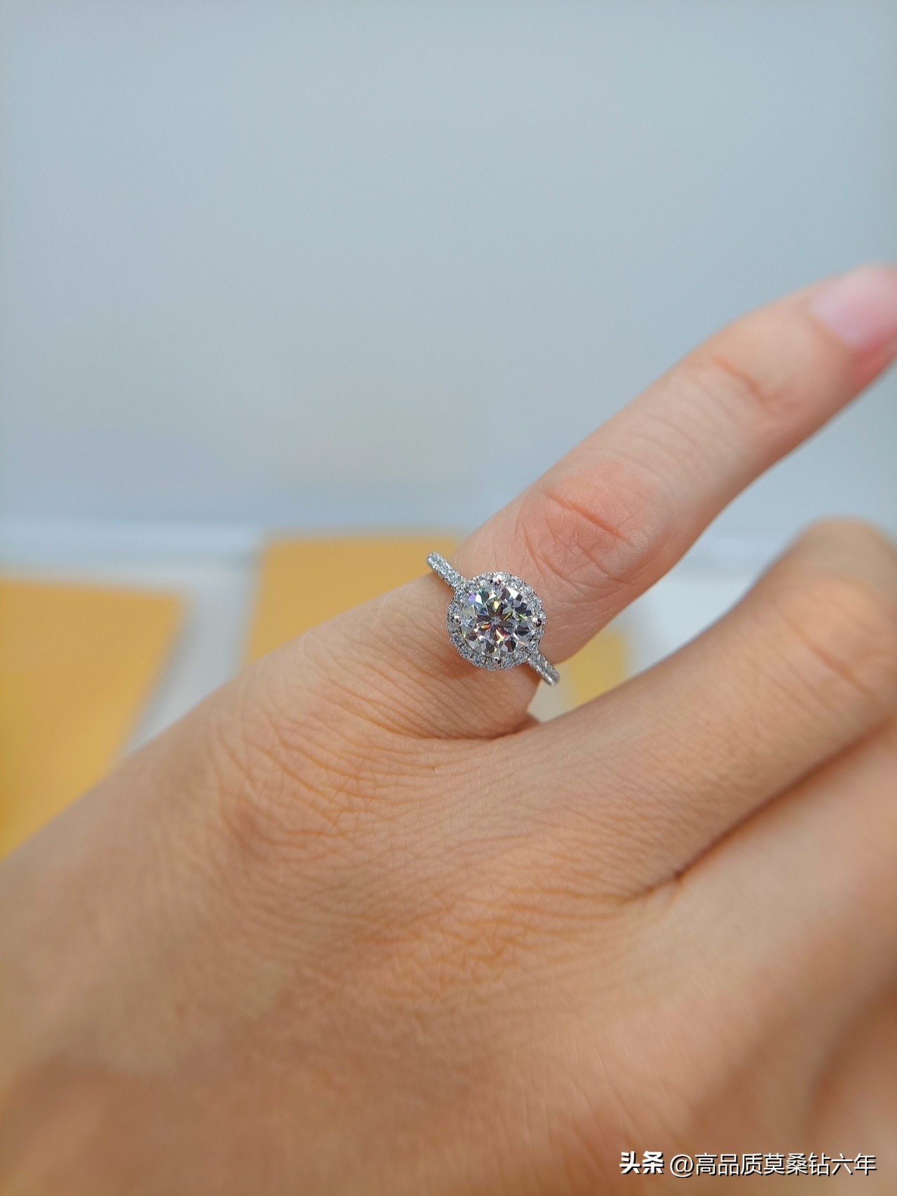 莫桑石银戒指最低多少钱一克拉,一克拉莫桑石戒指多少钱一个