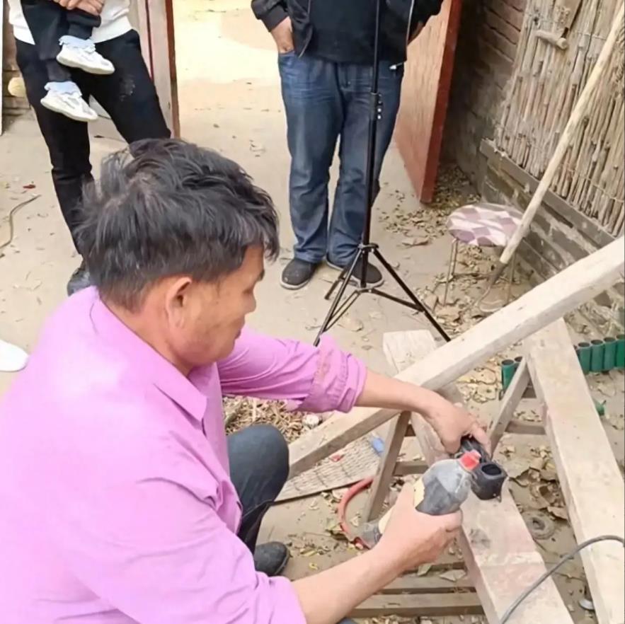 大衣哥出门被粉丝围了,大衣哥被堵门完整版