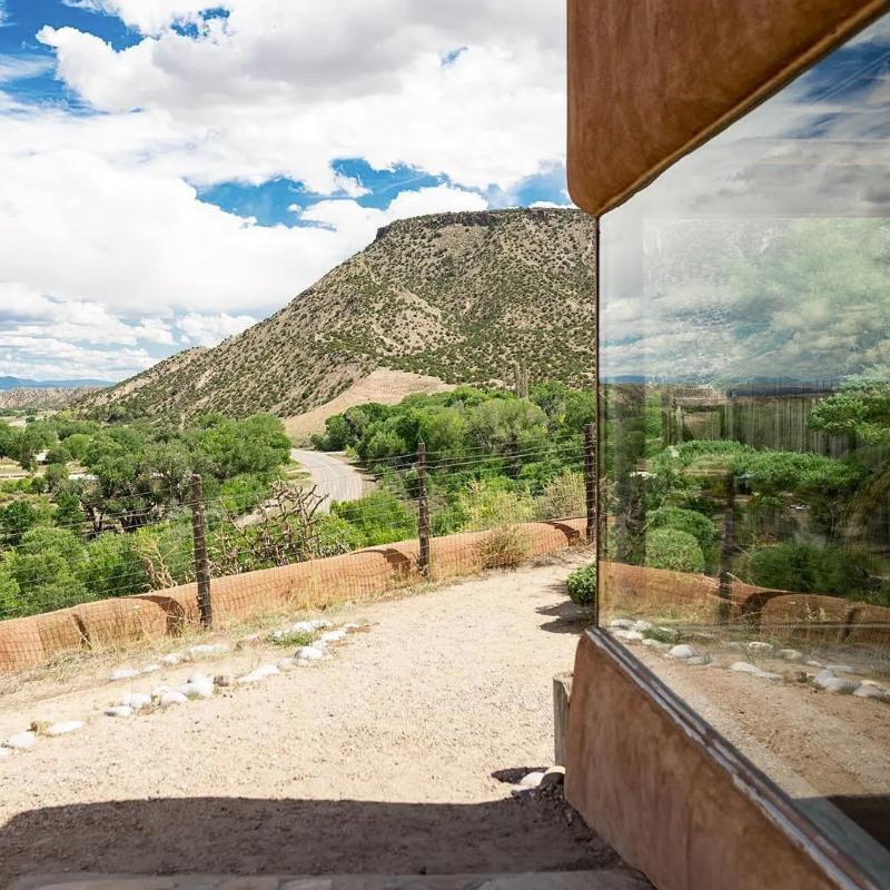 世界知名女画家独居沙漠35年！拒毕加索登门…网友：连家都是艺术