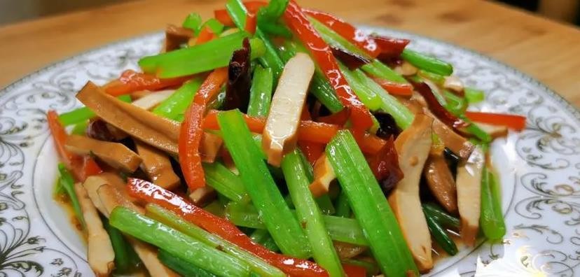 春天6道降火菜吃完五脏都滋润了,中老年人夏天吃什么食材好