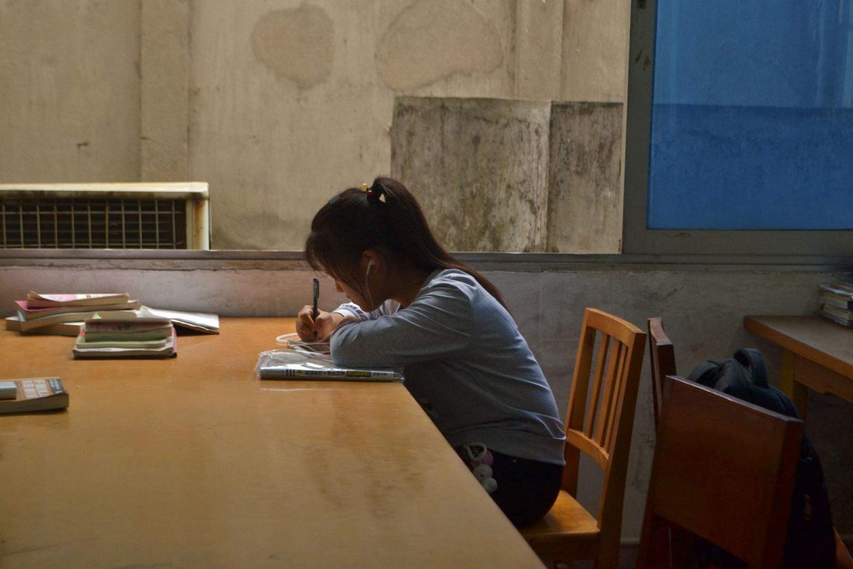 脱衣服只是基本流程，女大学生选择躺着赚钱，是时代悲哀的开始