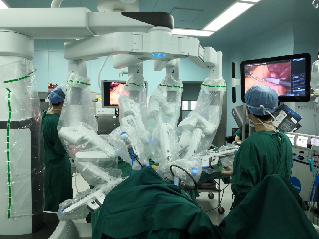 全胸腔镜下，与右侧开胸小切口房间隔缺损修补术的临床结果分析