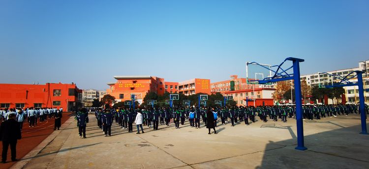 新密市校园足球,阳光体育快乐足球黑板报