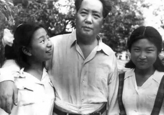 海南发现一山头长得像毛主席,孔令华跪地流泪,李讷也都感叹很像