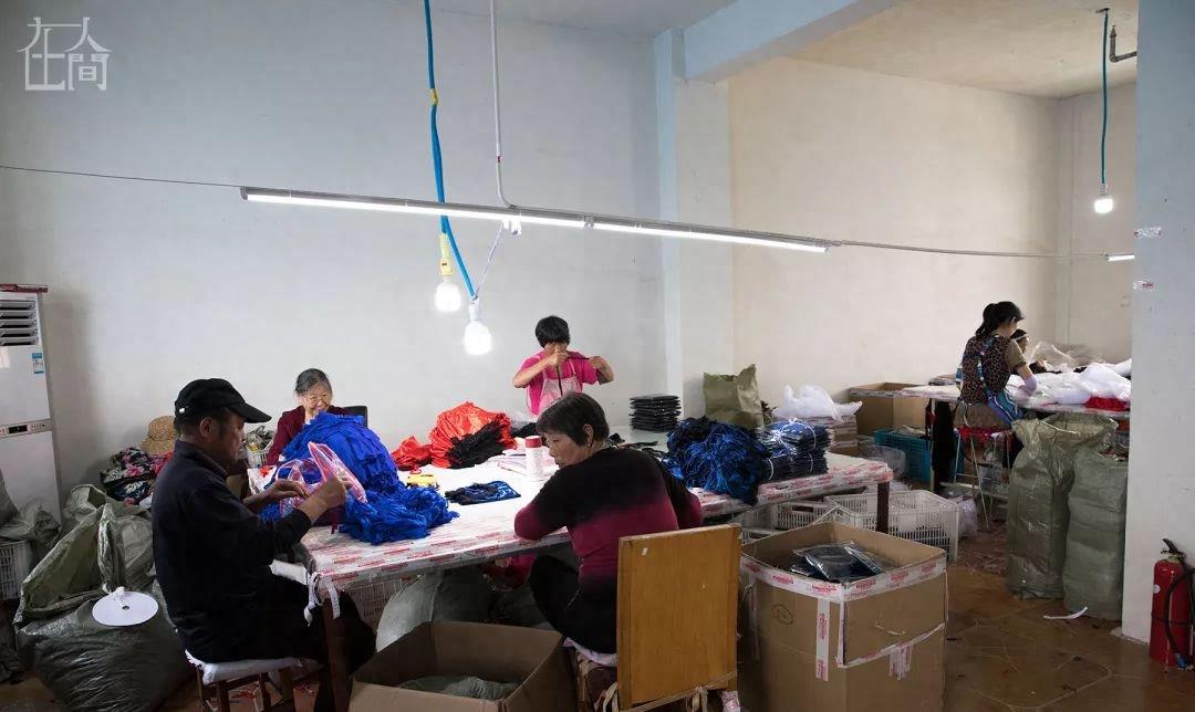 天地间丨情趣内衣小镇的女农民工每天往返于工厂和田间地头