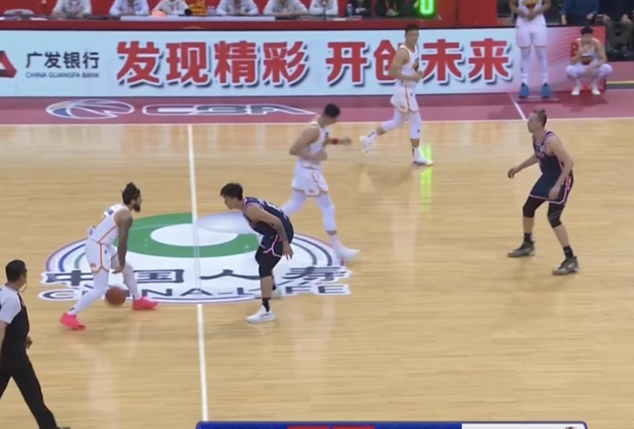 广东1.9秒杜锋战术压哨三分,广东宏远三后卫快攻时刻
