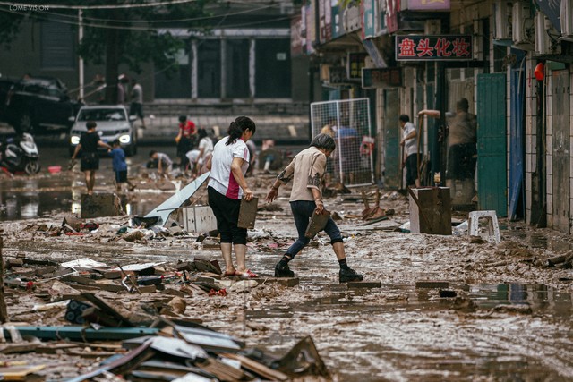 在户外突然遇到暴雨应该怎么办,下雨天遇到积水是什么原因