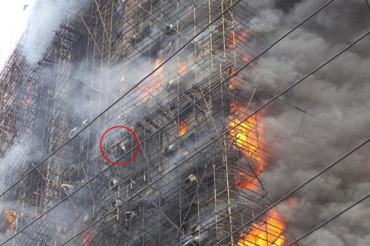 建筑工程施工人员伤亡怎么处理,建筑施工造成路人伤亡谁承担责任