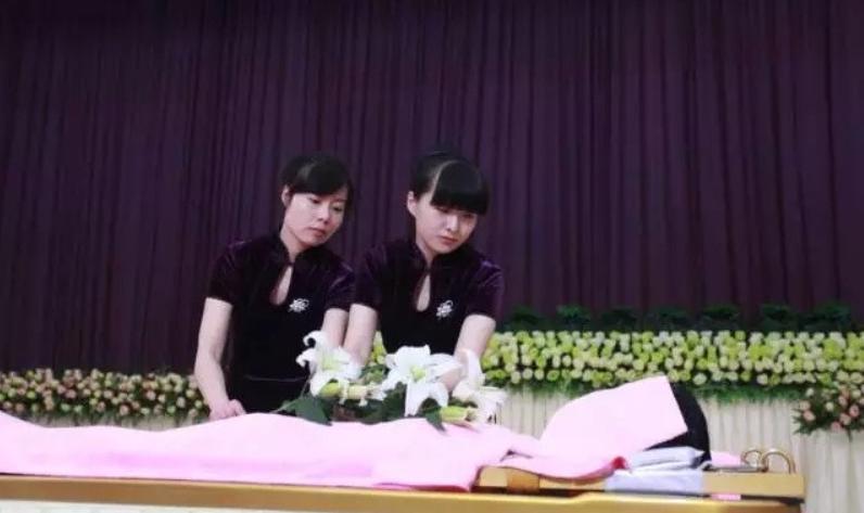 一位80后入殓师的忠告：不能用手直接触摸遗体，就算是亲人也不行