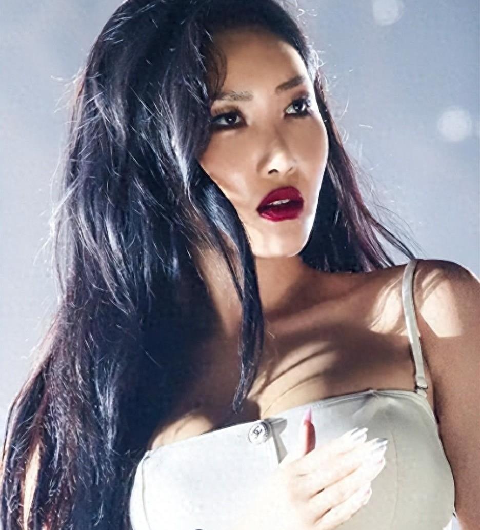 韩国女团成员华莎表演时突然下蹲摸*处私**，因演出淫乱罪被警方传唤