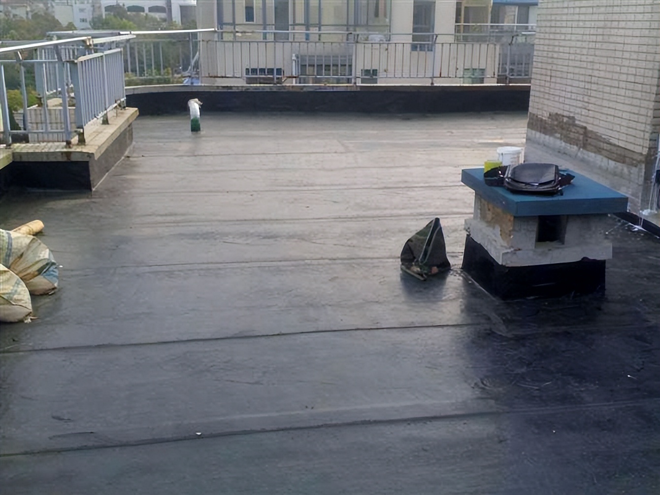 济南修阳台漏水多少钱,阳台落水管漏水怎样修