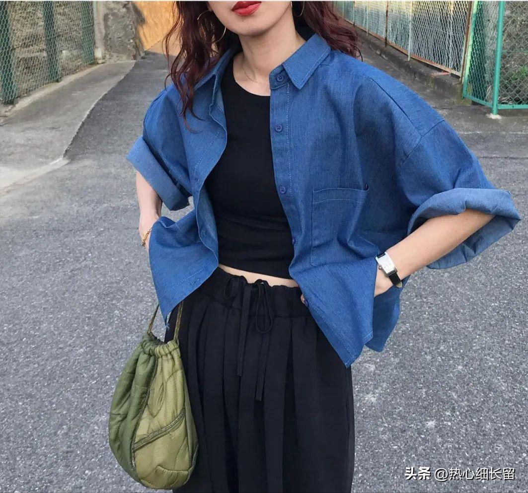 t恤加上立体感强的衬衫气场全开,女式短袖t恤衬衫