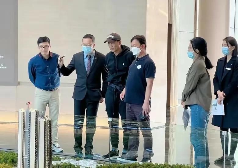 任达华驼背,70岁任达华中山买房