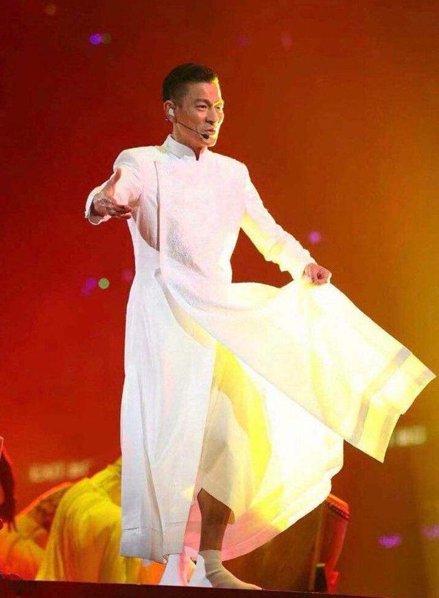 华晨宇刘德华开演唱会，刘德华用实际行动诠释谁是华语乐坛之神