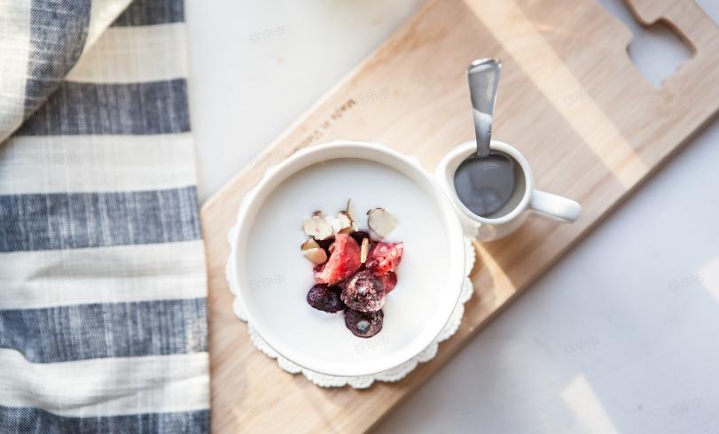月经结束后一周褐色鼻涕状分泌物,月经后总是有褐色分泌物怎么回事