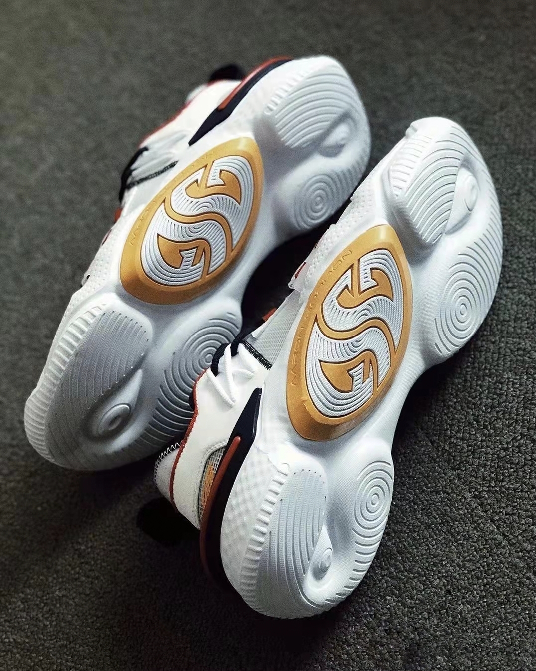 黑马来袭！361度后卫鞋帅翻，洞洞鞋好评，休闲款撞脸库里8？