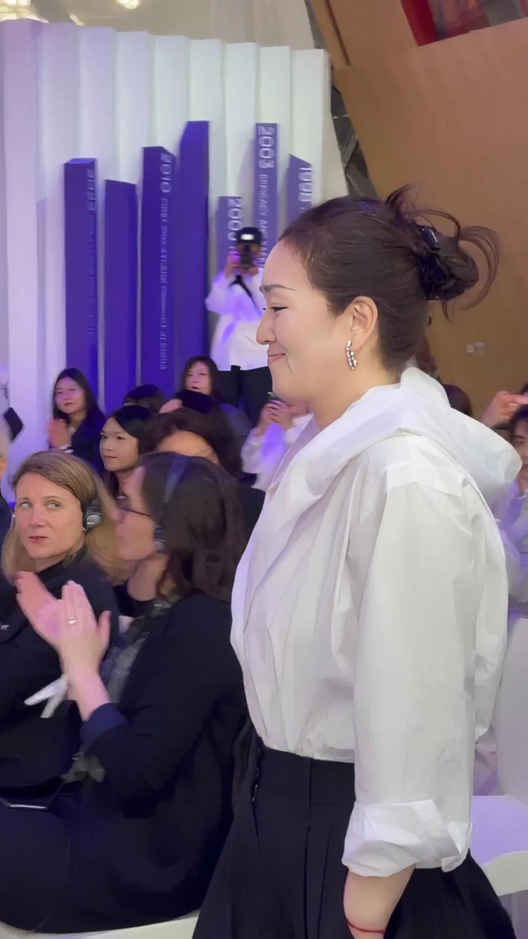 巩俐全黑造型现身进博会,巩俐中式服装走红毯