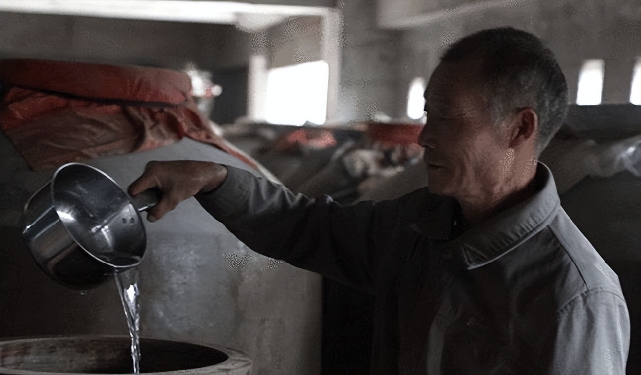 100斤粮食酿酒出酒率,100斤稻谷出27斤52度白酒