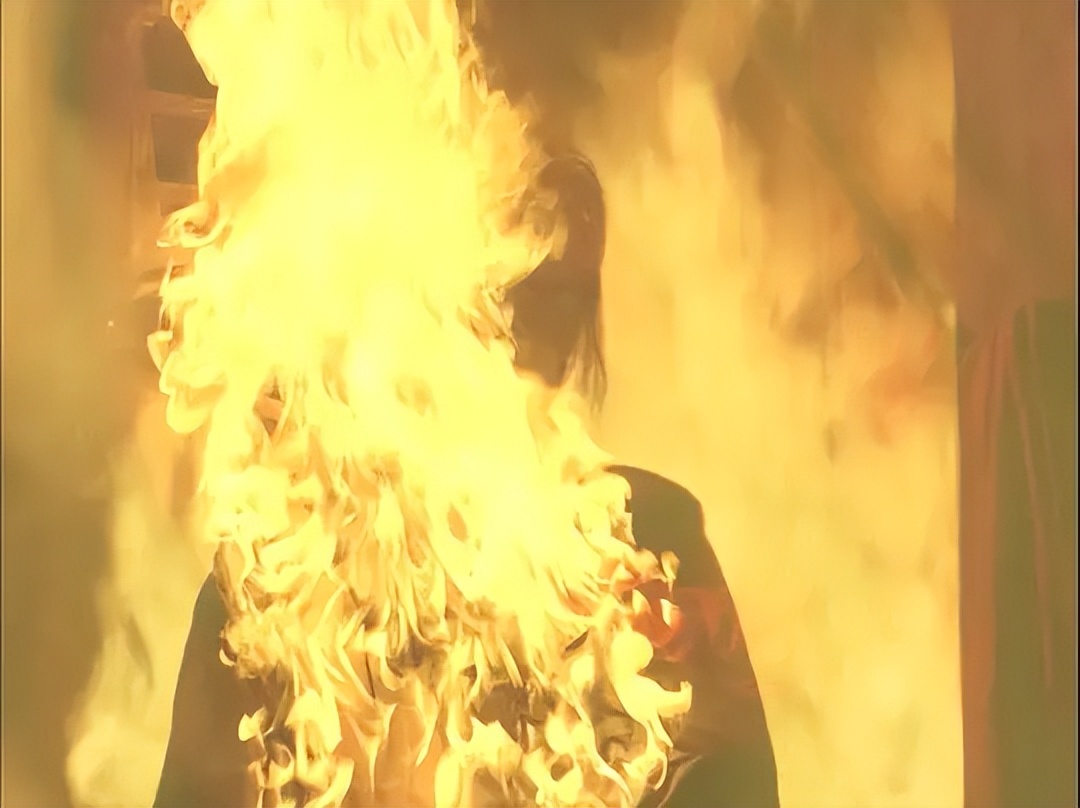 *窥偷**、*虐性**、不伦恋，这部90年代的电影戳破了压抑扭曲的人性欲望