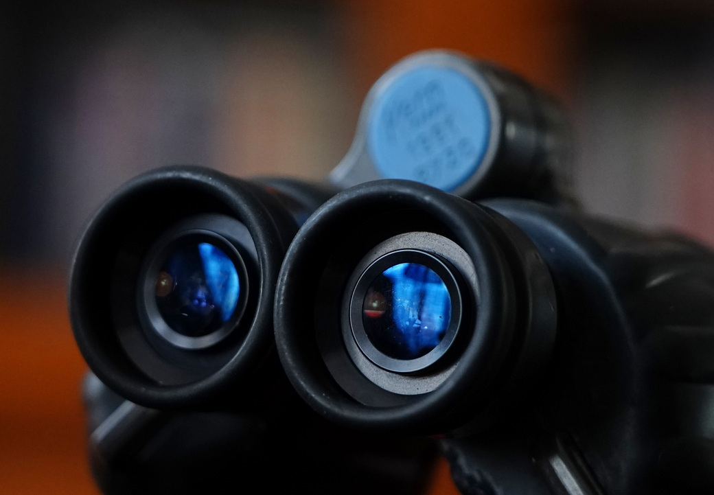 一树梨花压海棠：是*用军**望远镜好？还是名牌望远镜好？