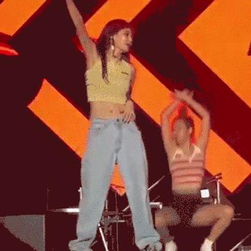 韩国女爱豆着装引争议，衣服盖不住侧乳，网友：是在弘扬传统文化