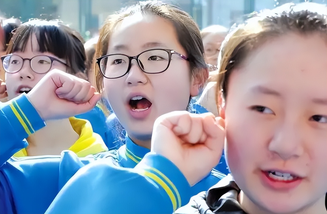 初中生在学校攀比鞋子视频,初中生在学校攀比鞋子