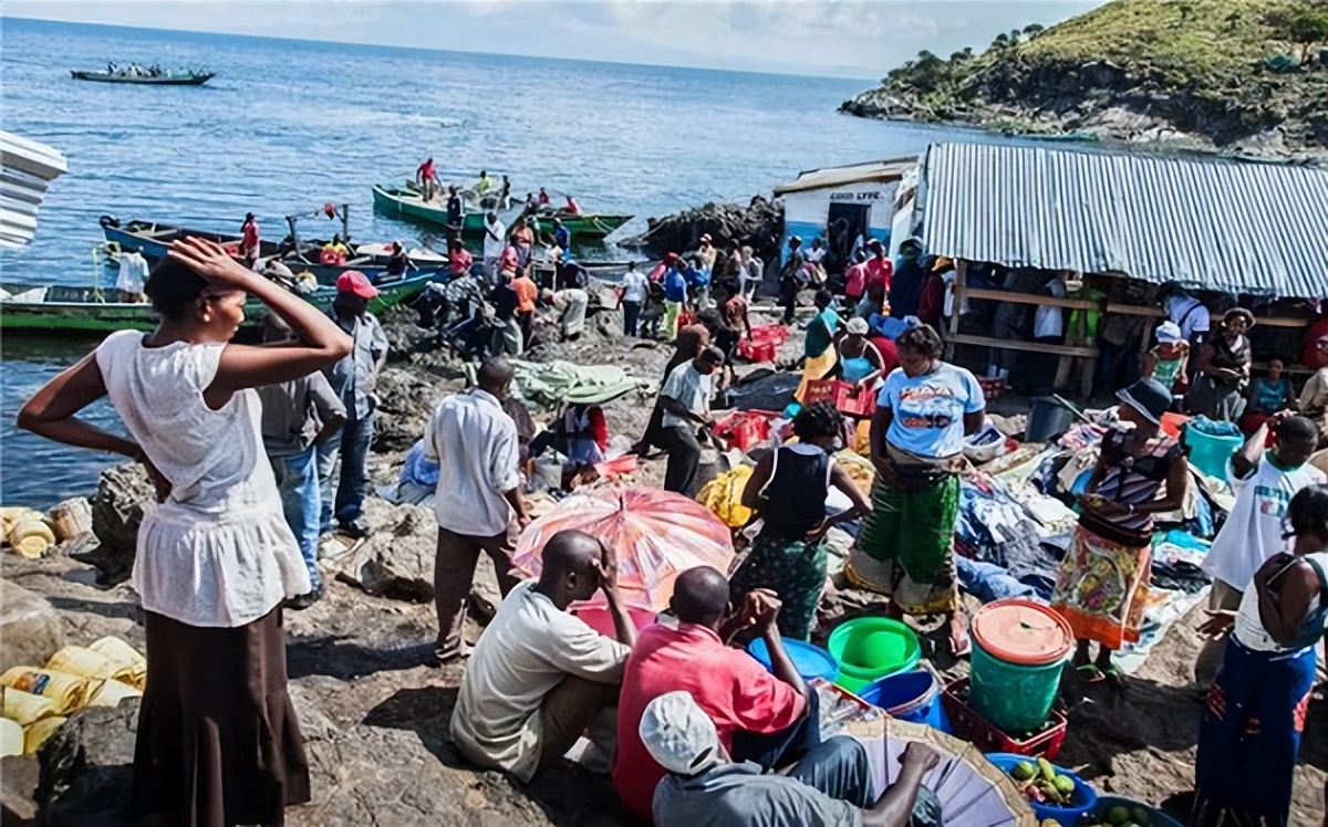 全球最拥挤小岛足球场,半个足球场大小的小岛