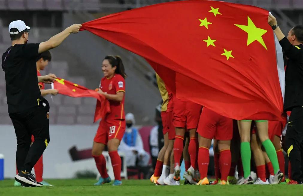 女足夺冠有多少人去做啦啦队,女足夺冠一群人庆祝